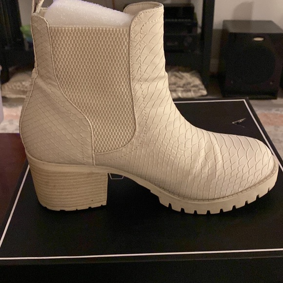 MIA Women’s off White boots - Picture 4 of 5